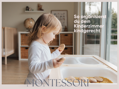 Montessori-Kinderzimmer: Ein Kind spielt und räumt auf