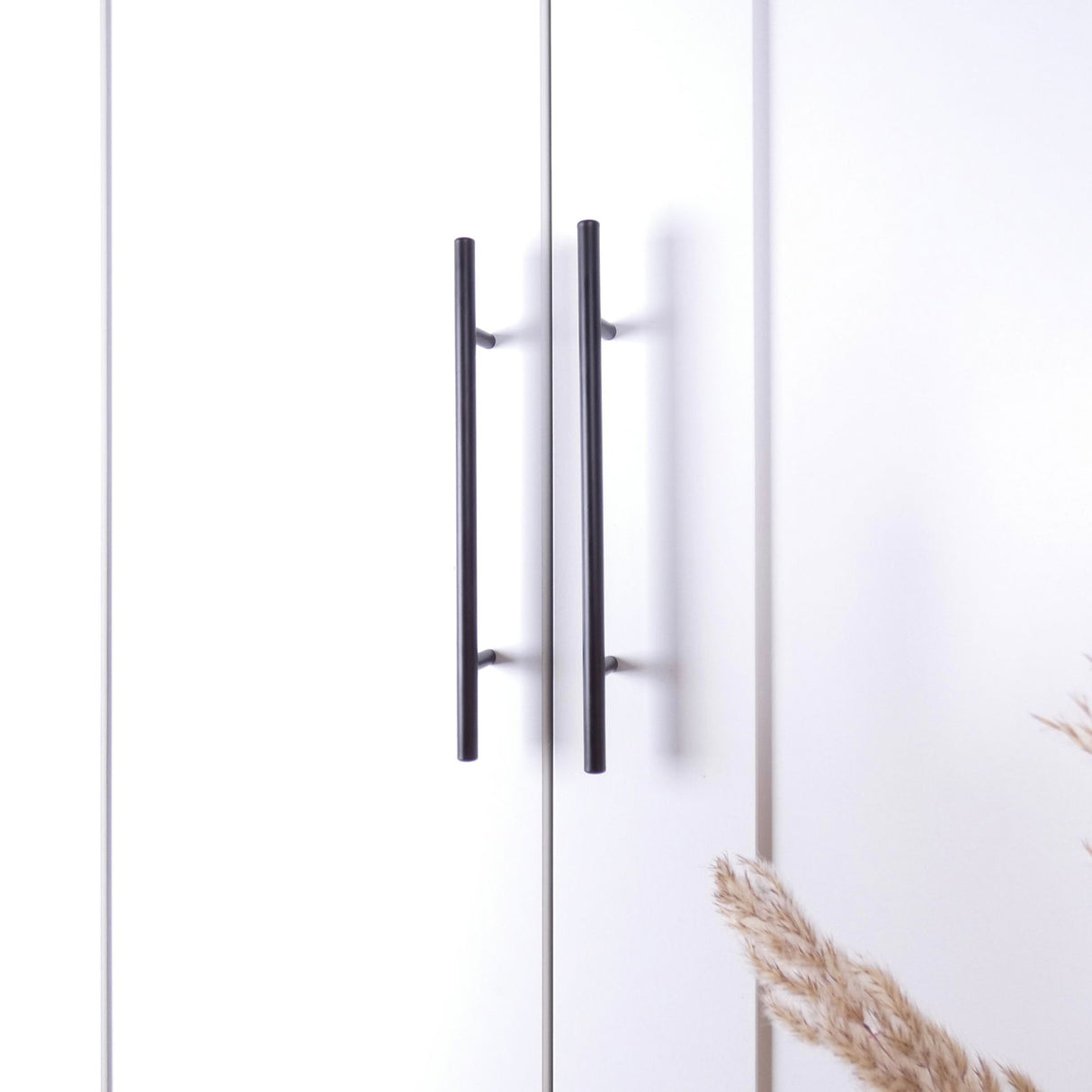 Griffe für Brimnes Kleiderschrank Relinggriff Schwarz Lochabstand 160mm Clutter Cover