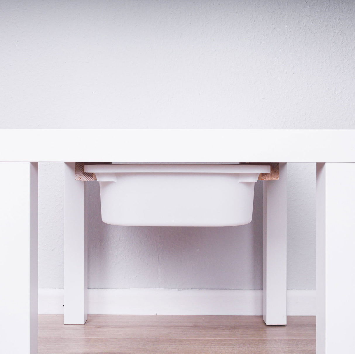 Ikea Lack Tisch Halterung für Trofast Boxen, Holz-Schiene, Halteschiene für Spieltisch, wahlweise inkl. Box mit Box (weiß) Clutter Cover