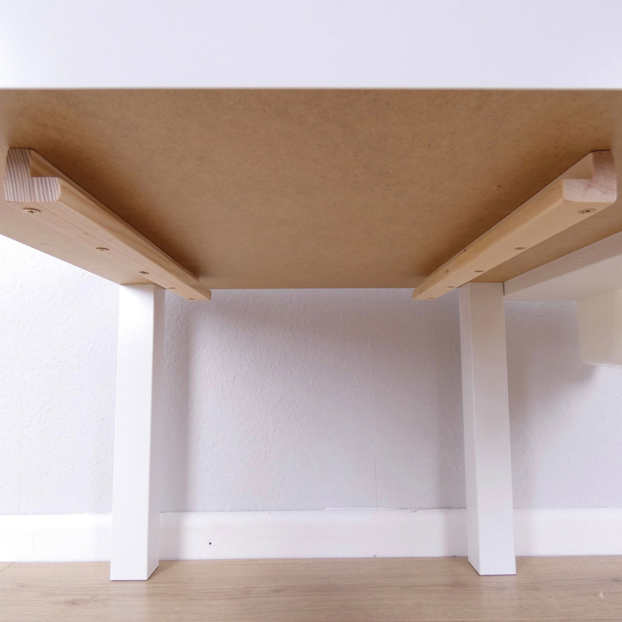 Lego Spieltisch in verschiedenen Farben für kleine Baumeister:innen Clutter Cover