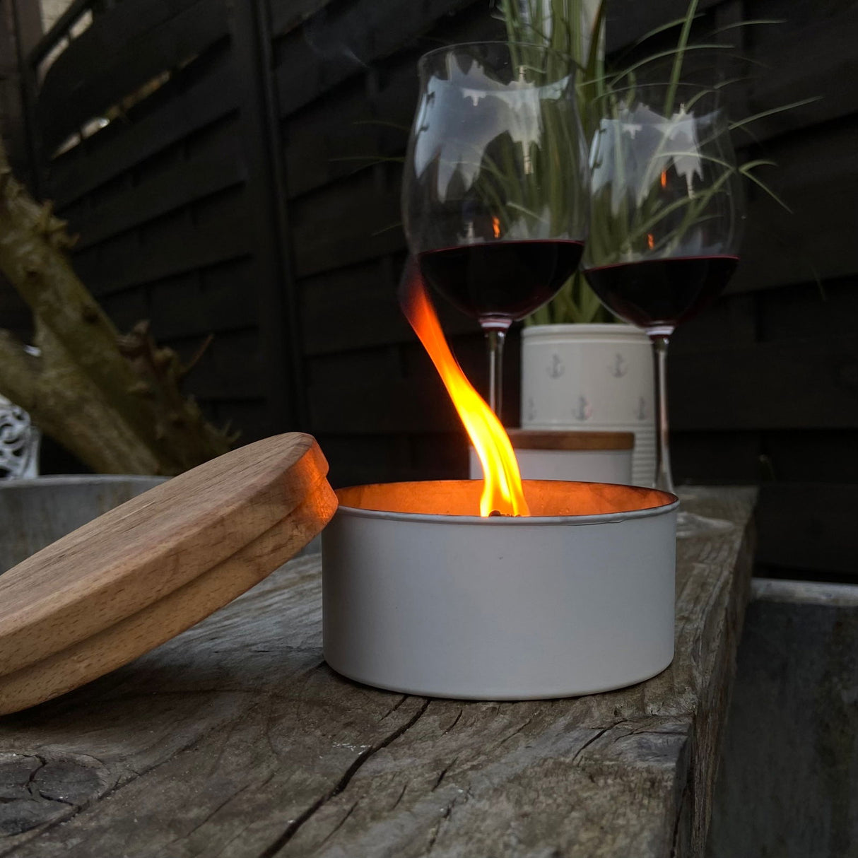 Outdoor-Kerze „Biike“ hochwertiges Tischfeuer mit Dauerdocht und Holzdeckel Kerze Outdoor Clutter Cover