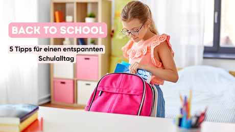 Back to School Tipps für den Schulanfang: ein Schuldkind packt den Schulranzen