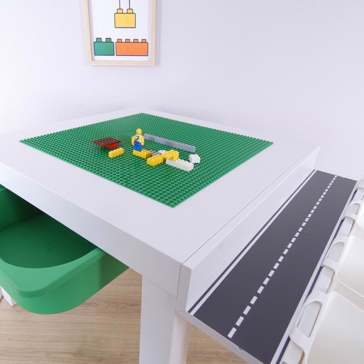 Lego Spieltisch in verschiedenen Farben für kleine Baumeister:innen - Clutter Cover